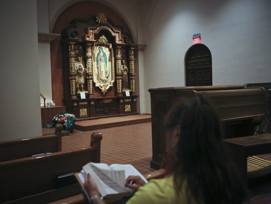 Susan Palomino Campos le canta a la Virgen de Guadalupe en la Catedral St. Augustine in Tucson.